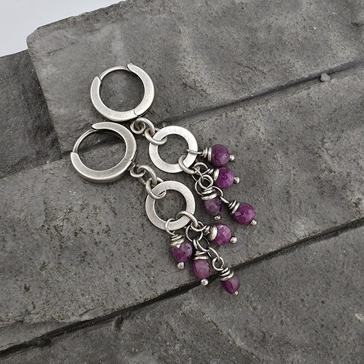 kolczyki z kamieniami Kolczyki z rubinkami