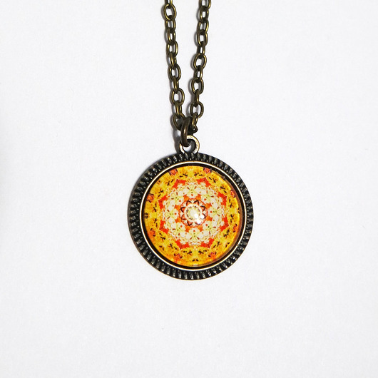 wisiory Medalion - Pomarańczowa mandala - mały, brąz