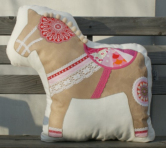 Konik w skandynawskim stylu (różowo-czerwony) Nitka Wyobraznia