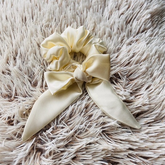 Satynowa gumka do włosów scrunchie ecru Nandi