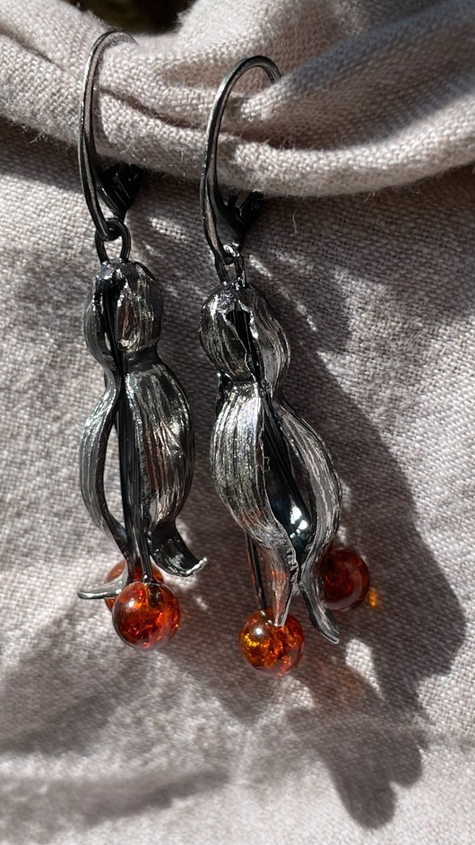 kolczyki srebrne Kolczyki srebrne wiszące z bursztynowymi kuleczkami