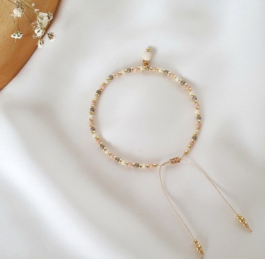 bransoletka z drobnych koralików z kuleczką LEI handmade 