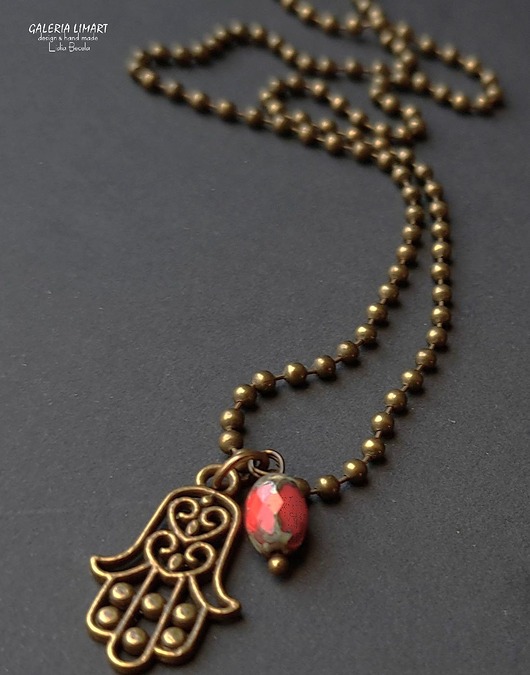 wisiory Z hamsą chroniącą od zła. Uroczy wisiorek z ręką Fatimy i kryształkiem