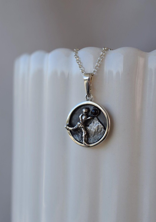 srebrne naszyjniki Srebrny naszyjnik z biegaczem, górami i onyksem