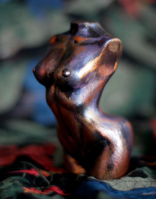 figurki i rzeźby Figurka kobiety, metaliczna, kolorowa, rzeźba z gipsu