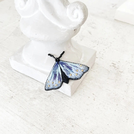 broszki Broszka ĆMA 25 ręcznie haftowana przypinka owady motyle