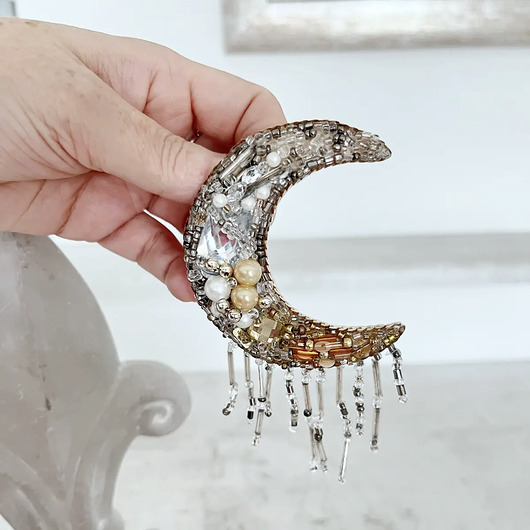 broszki Broszka KSIĘŻYC 3 ręcznie haftowana koraliki