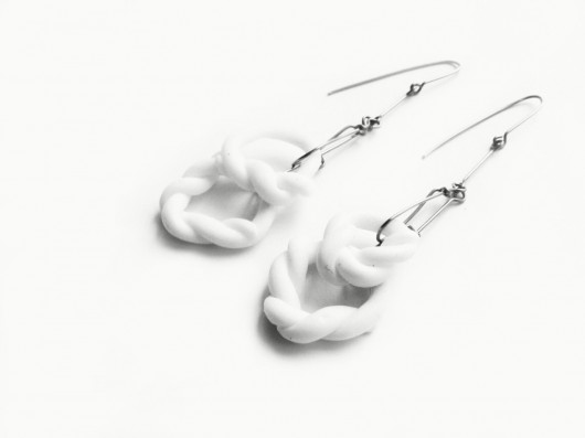 Białe porcelanowe kolczyki Braid ze stalą mosko