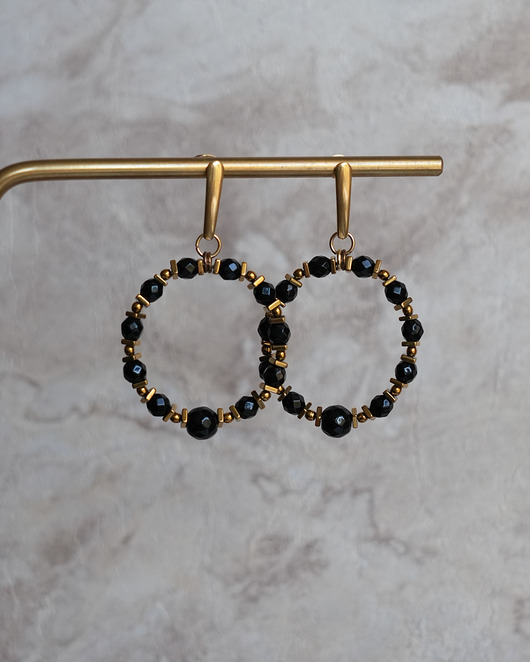 kolczyki z kamieniami Czarno-złote wiszące kolczyki z kółkami