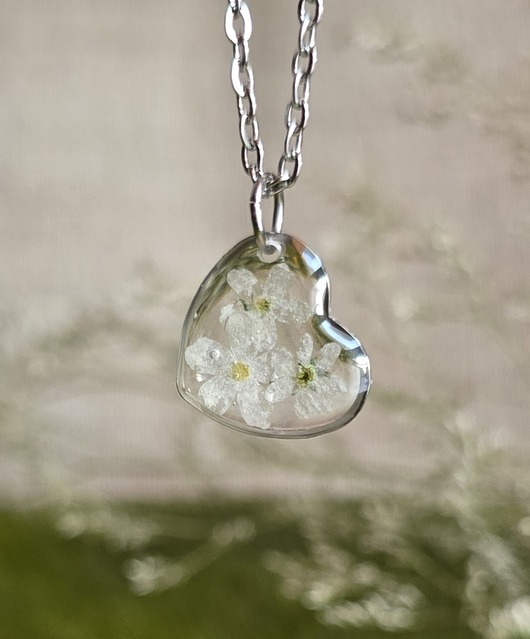 wisiory Unikatowe białe niezapominajki wisiorek zawieszka kwiaty serce serduszko