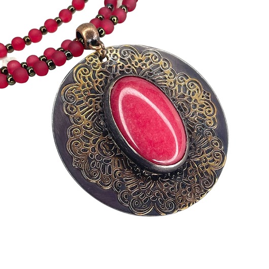 wisiory Wisior z czerwonym jadeitem z koronkowym ornamentem