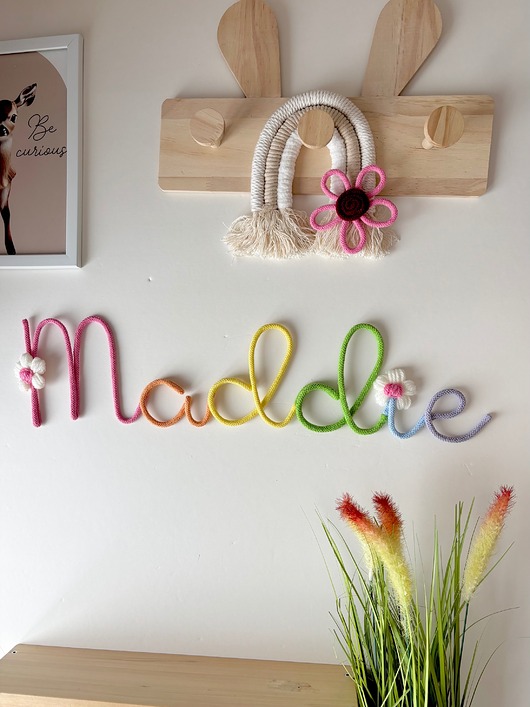 pokój dziecka - różne Personalizowany napis z imieniem dla dziewczynki z kwiatuszkami ( 6 liter )
