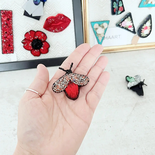 broszki Broszka BZYK 2 ręcznie haftowana przypinka owady koraliki dzień kobiet