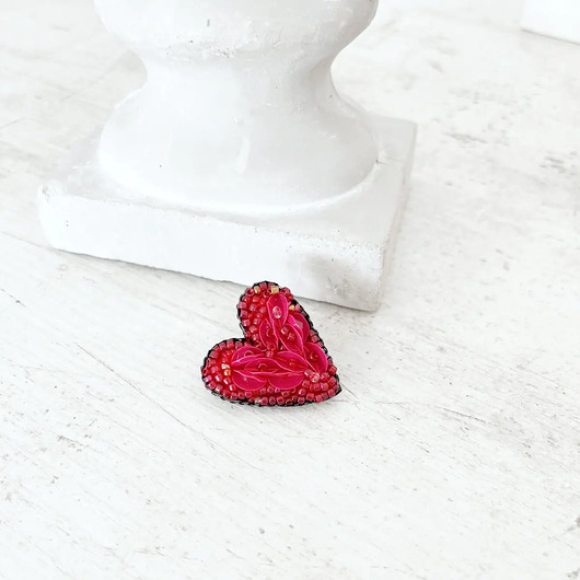 broszki Broszka mini SERCE 1 ręcznie haftowana przypinka miłość