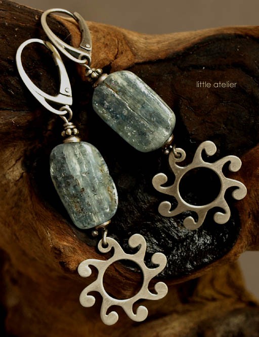 Kianit w słońcu little atelier