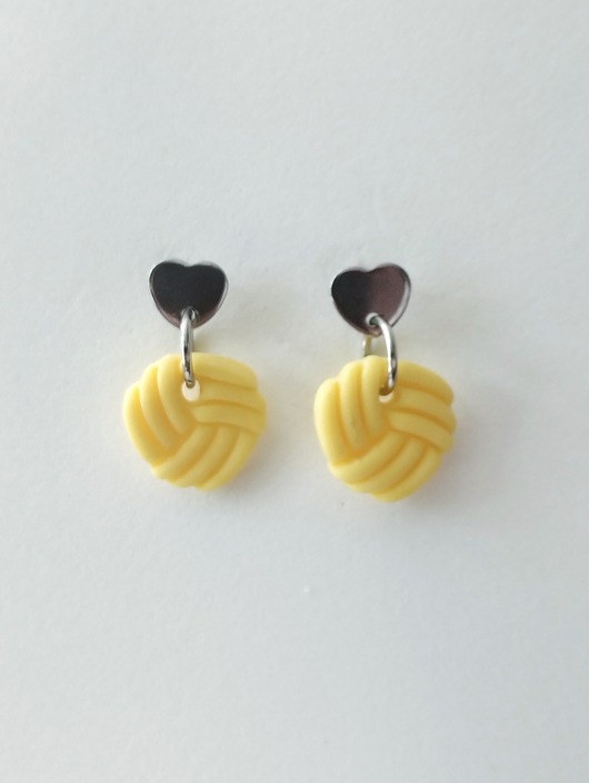 kolczyki z masy plastycznej Wiszące serduszka z supełkami żółte