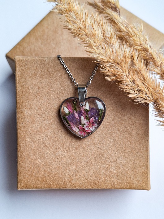 wisiory Wisiorek z żywicy serduszko z kwiatami