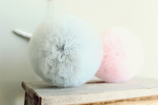 Pompony tiulowe 20 cm (L), różne kolory Colleco