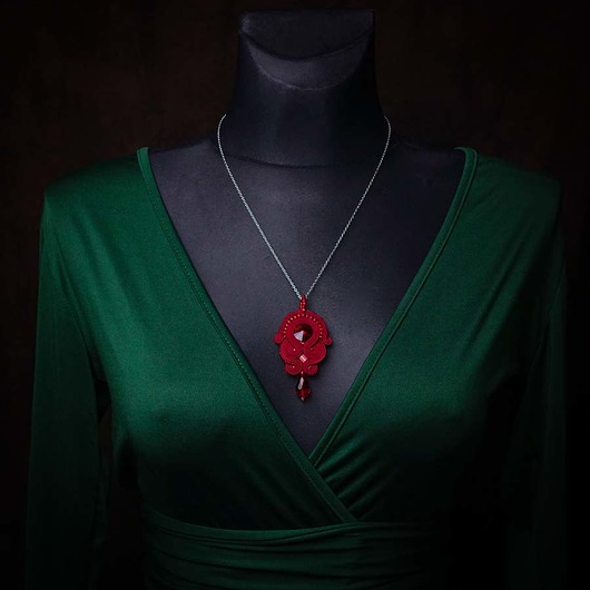 Ciemno czerwony wisiorek soutache Mró Soutache