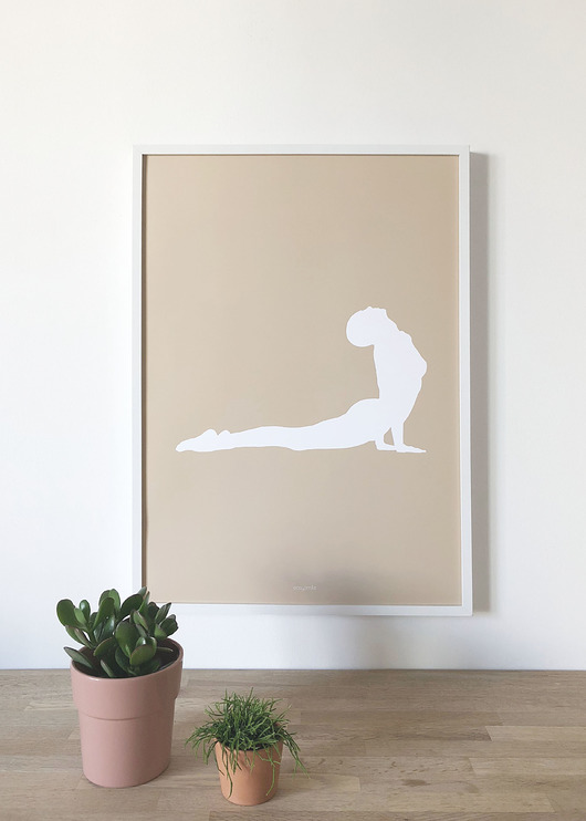 Plakat YOGA Pies z głową do góry beżowy My Yoga Smile