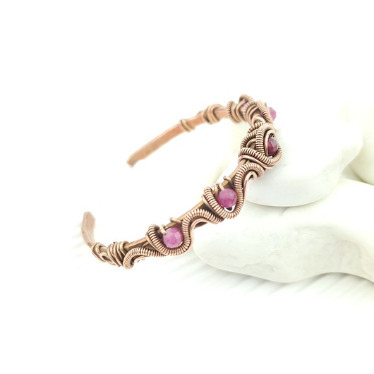 bransoletki wire wrapping Miedziana bransoleta cuff z różowym turmalinem