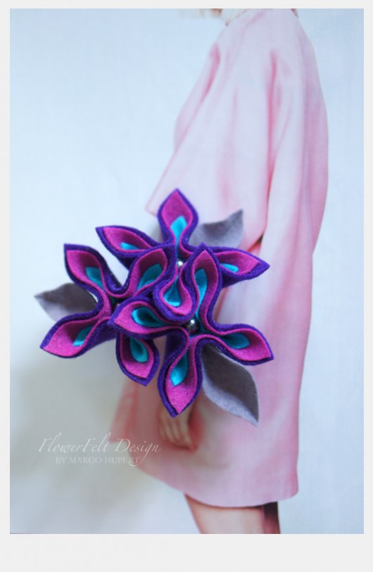 fiolet z turkusem i szarością broszka FlowerFelt Design
