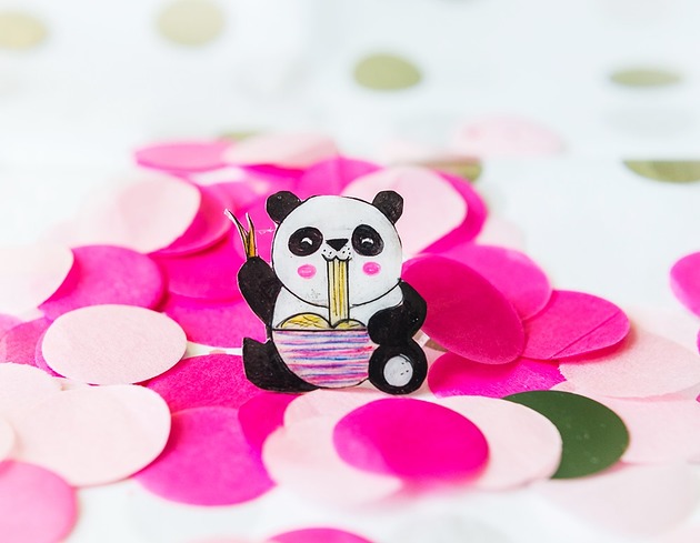 broszki Mała broszka z pandą jedzącą nudle