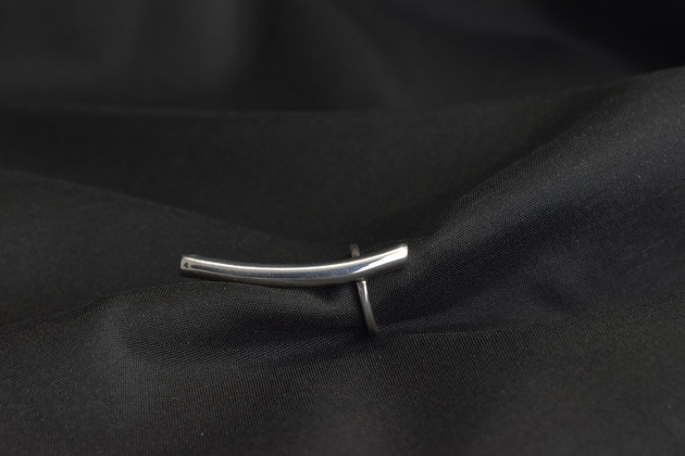 kolczyki srebrne Srebrna nausznica na sztyfcie. Lewa.