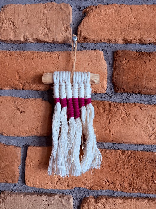 makramy Mini makrama wisząca Boho ze złotą nitką