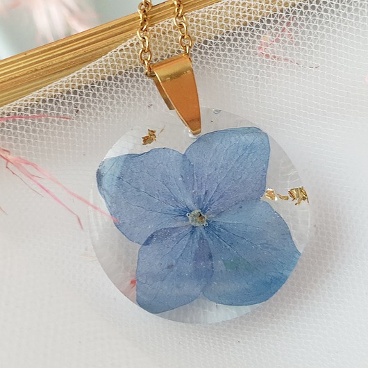 Wisior hortensja w żywicy Jaskółcze ziele handmade 
