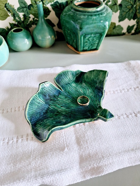 figurki i rzeźby Podstawka ceramiczna zielony liść