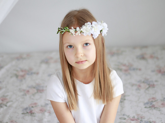 Kwiatowy wianek na głowę - białe kwiaty Lola White