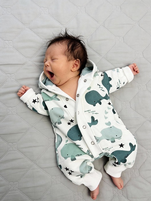 kombinezony dla chłopców Jasny kombinezon dresowy dla chłopca niebieskie wzory