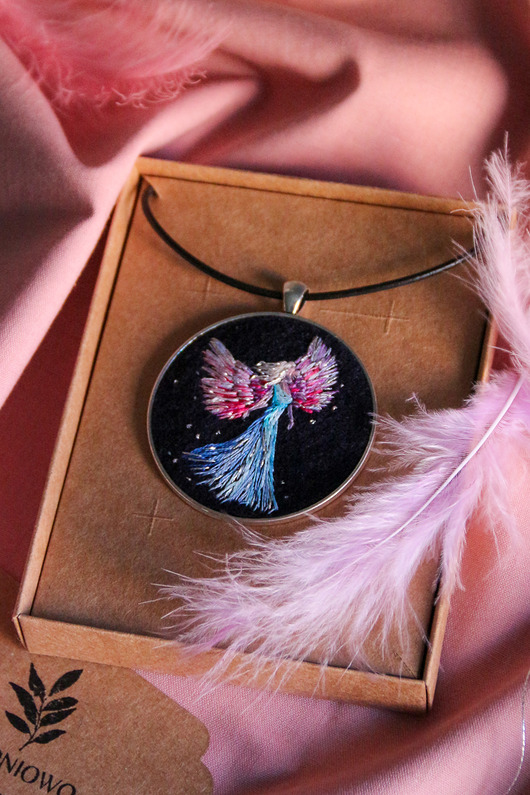 wisiory Wisior anioł ręcznie haftowany