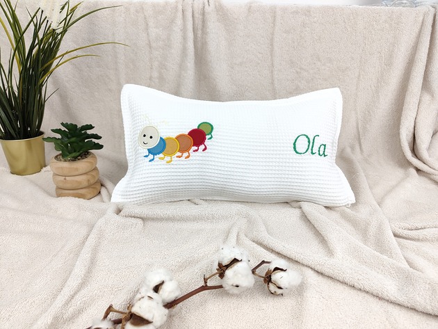 poduszki do pokoju dziecka Personalizowany prezent dla dziecka - imienna poduszka z gąsienicą