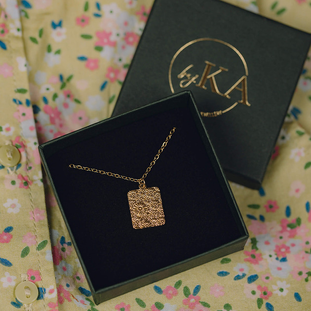 złote naszyjniki Łańcuszek z kwiatową zawieszką