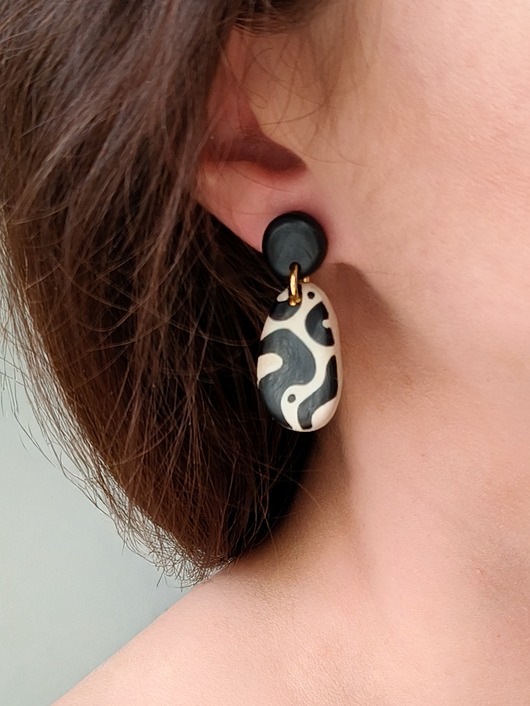 kolczyki z masy plastycznej Eleganckie kolczyki z abstrakcyjnym wzorem, beżowo czarna biżuteria