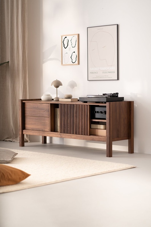 komody i szafki JAMM LOW 160 - szafka pod gramofon i płyty winylowe, lite drewno orzechowe