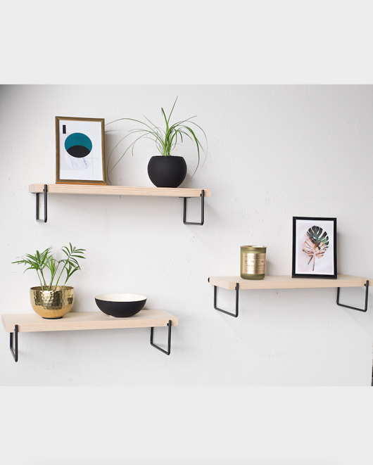 półki Nowoczesne półki ze stali i surowego drewna