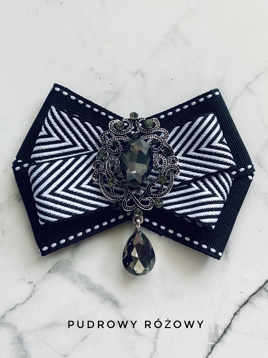 broszki Brosza Black & White z szarą kryształową ozdobą   NEW