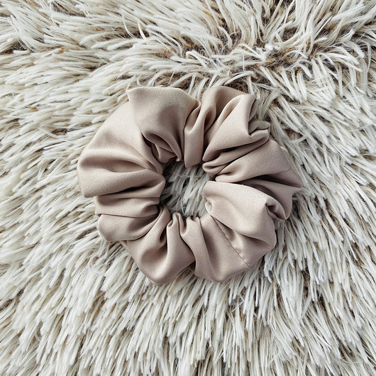 Satynowa gumka do włosów scrunchie Beżowy Nandi
