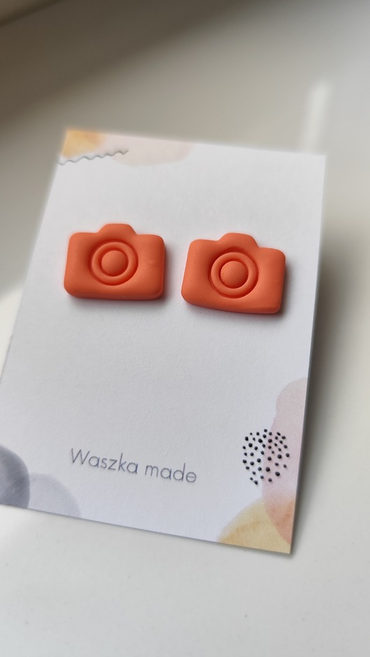 kolczyki z masy plastycznej Kolczyki aparat fotograficzny łososiowe