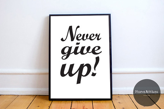 Plakat Never give up! (black) PlumeHibou