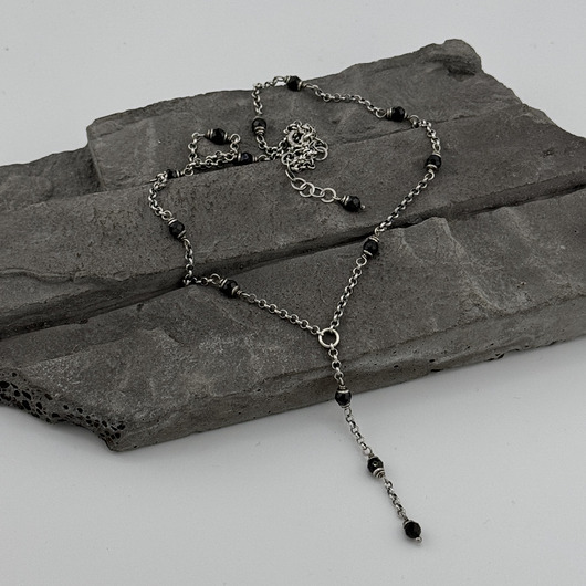 srebrne naszyjniki Czarny spinel - delikatny naszyjnik