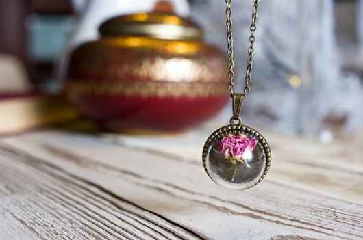 Naszyjnik z mini różyczką w szklanej półkuli So Jewelry