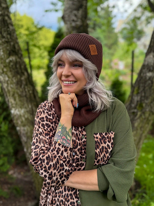 czapki damskie Bawełniana czapka beanie logo ekoskórka Brąz