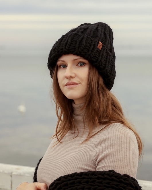 czapki damskie Czarna czapka oversize z grubej wełny klasyczna