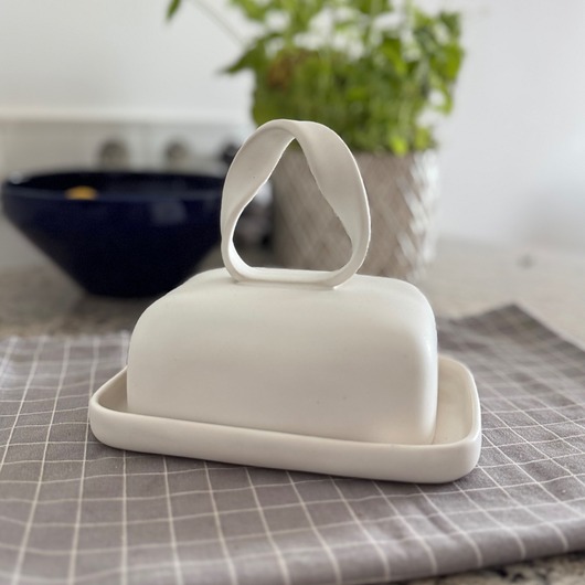 pojemniki kuchenne Ceramiczna maselniczka / Elegancki akcent na Twoim stole