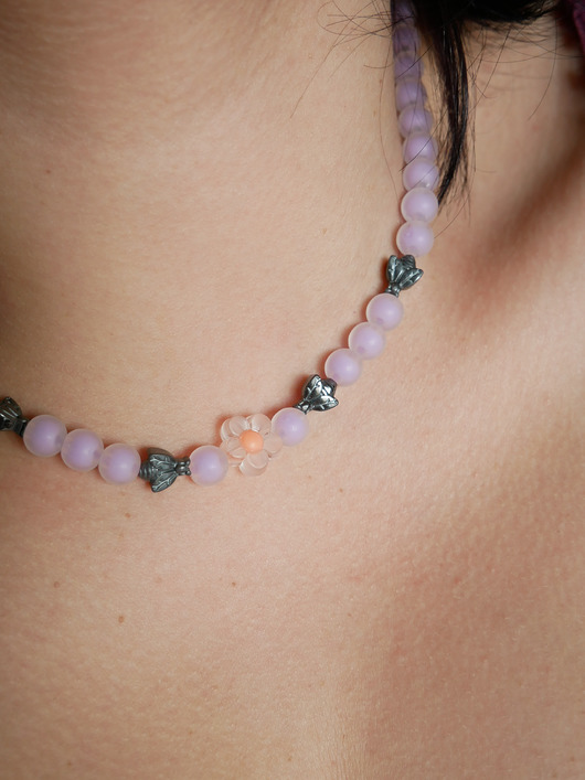 chokery Fioletowy naszyjnik choker z koralików kwiat i pszczółki