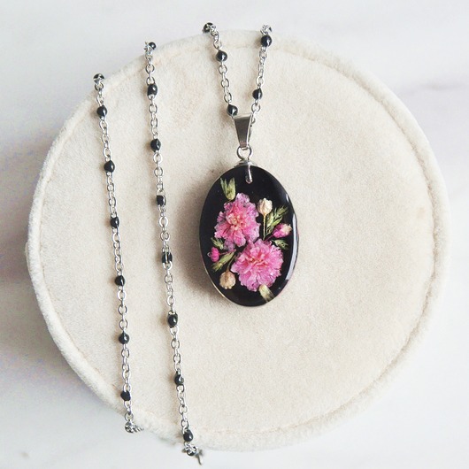 wisiory Naszyjnik z żywicy z kwiatami gipsówki